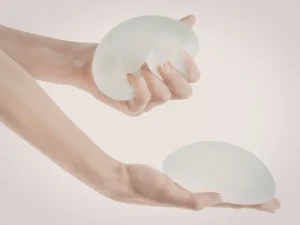 مقایسه کامل پروتز سینه زیر عضله و روی عضله